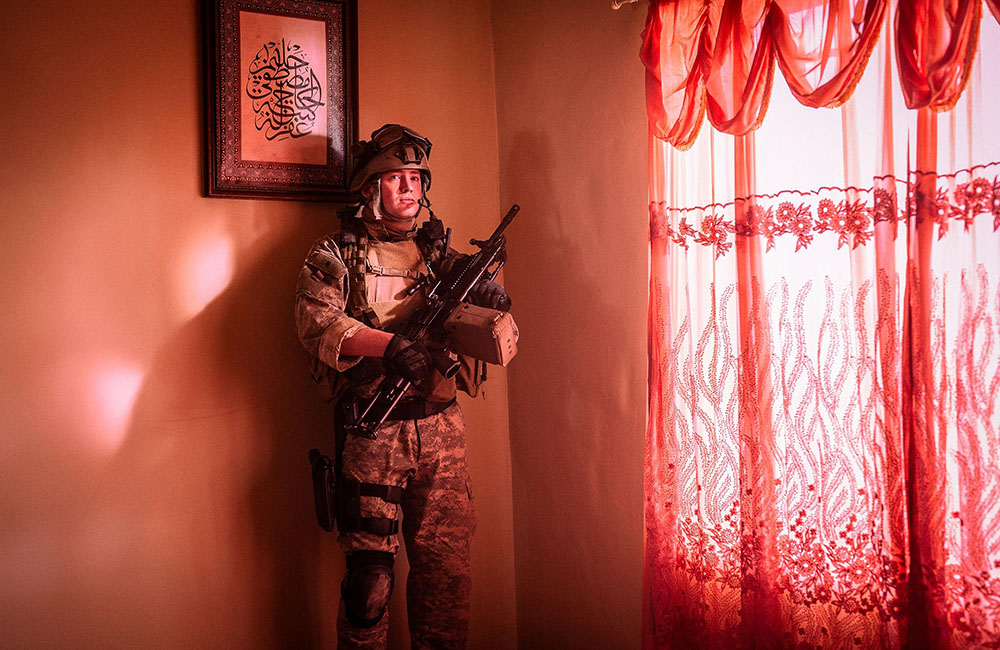 Кадр из фильма «Под огнем» (2025)