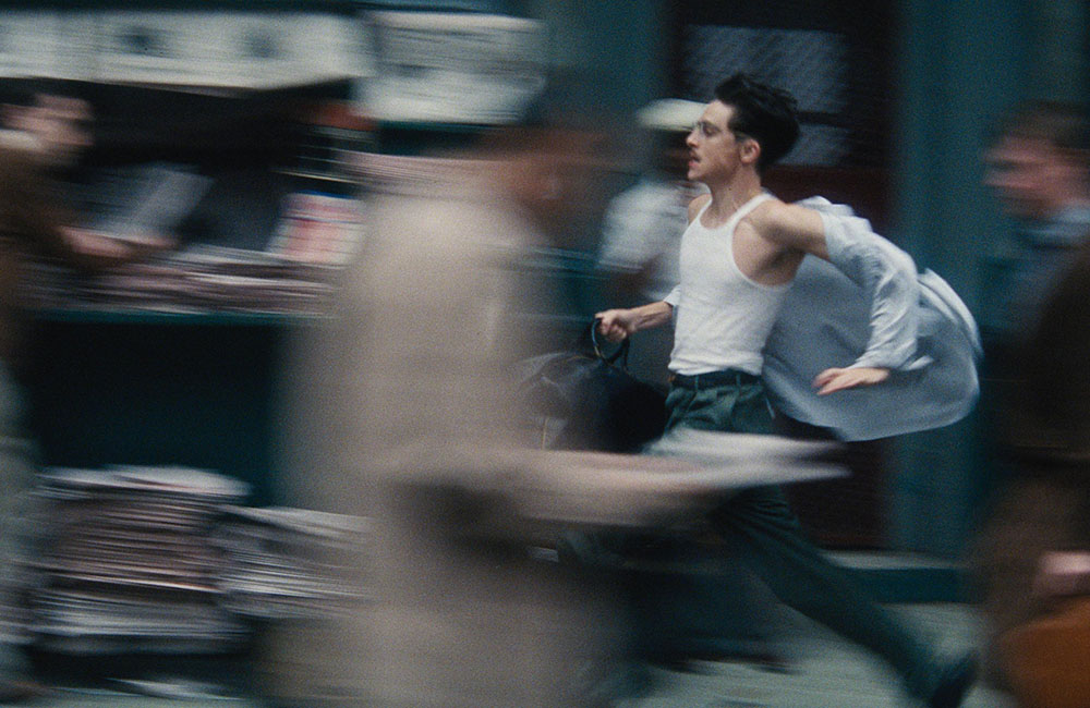 Кадр из фильма «Марти Великолепный» (2025)/ A24