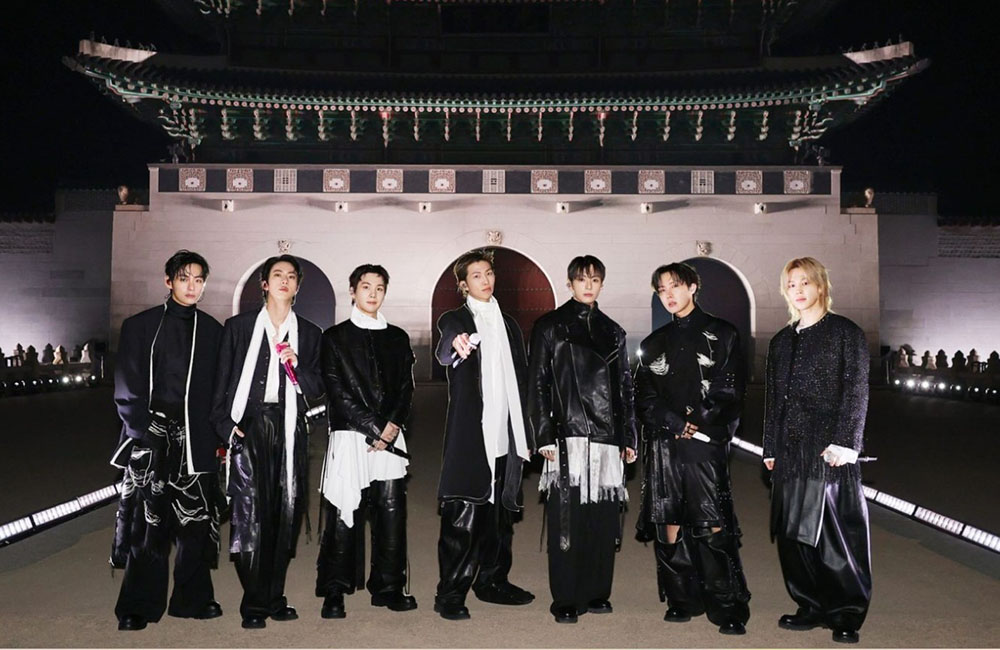 Промо-фото концерта BTS на площади Кванхвамун в Сеуле 21 марта 2026 года/ Фото из соцсетей Netflix