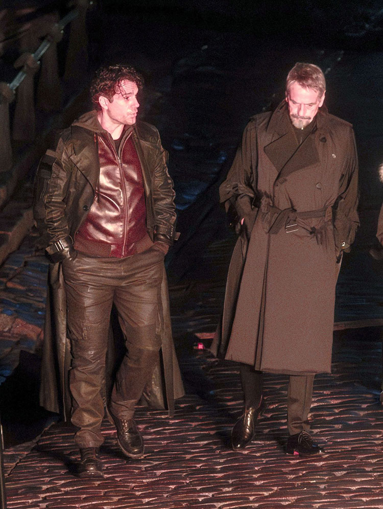 Генри Кавилл и Джереми Айронс на съемках фильма «Горец» / Фото: соцсети