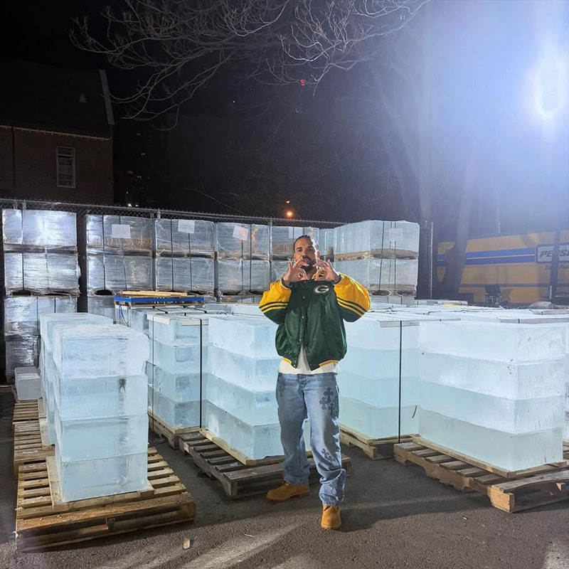 Дрейк и его ледяная инсталляция для альбома «Iceman»/ Фото: соцсети Дрейка