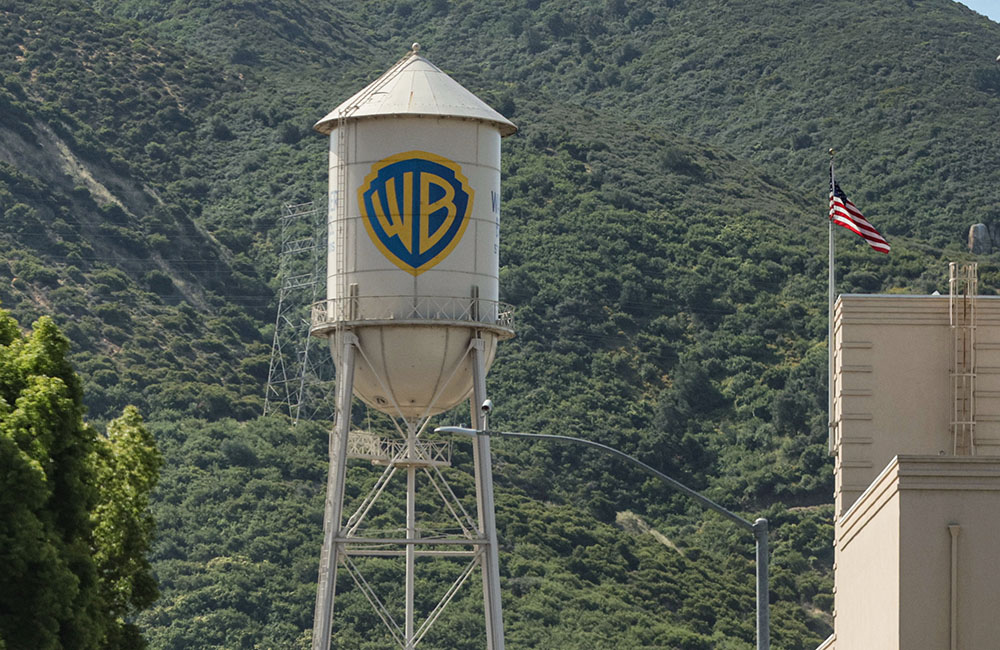 Знаменитая водонапорная башня на территории студии Warner Bros. в Лос-Анджелесе, США/ Фото: EPA/ CHRIS TORRES/ ТАСС
